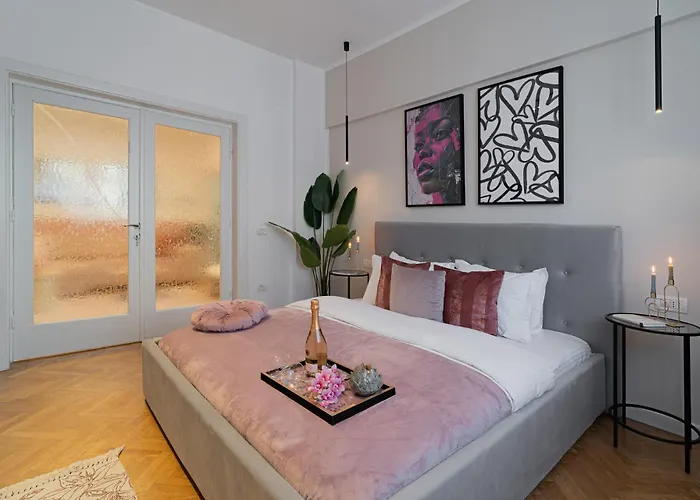 Vibrant & Spacious 3Br Lofts On Amzei Square