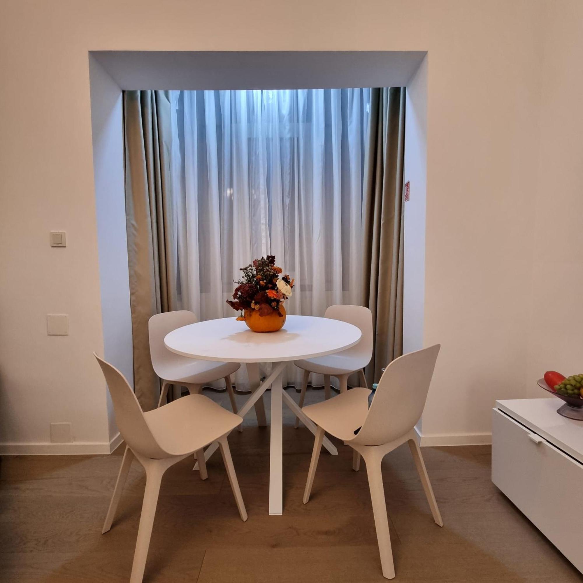 Vibrant & Spacious 3br Lofts On Amzei Square * Bukarest