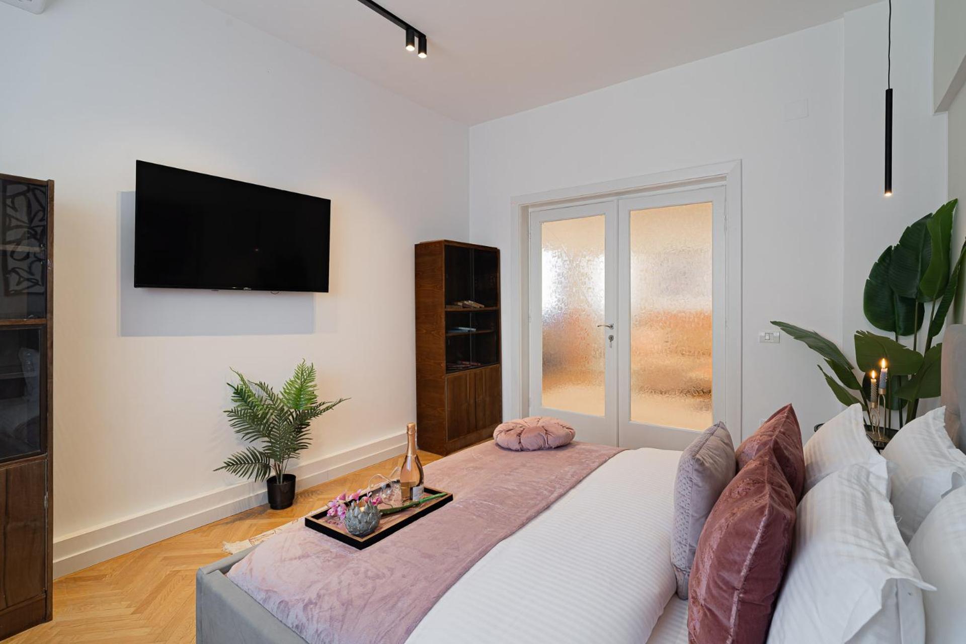 Vibrant & Spacious 3br Lofts On Amzei Square Bukarest