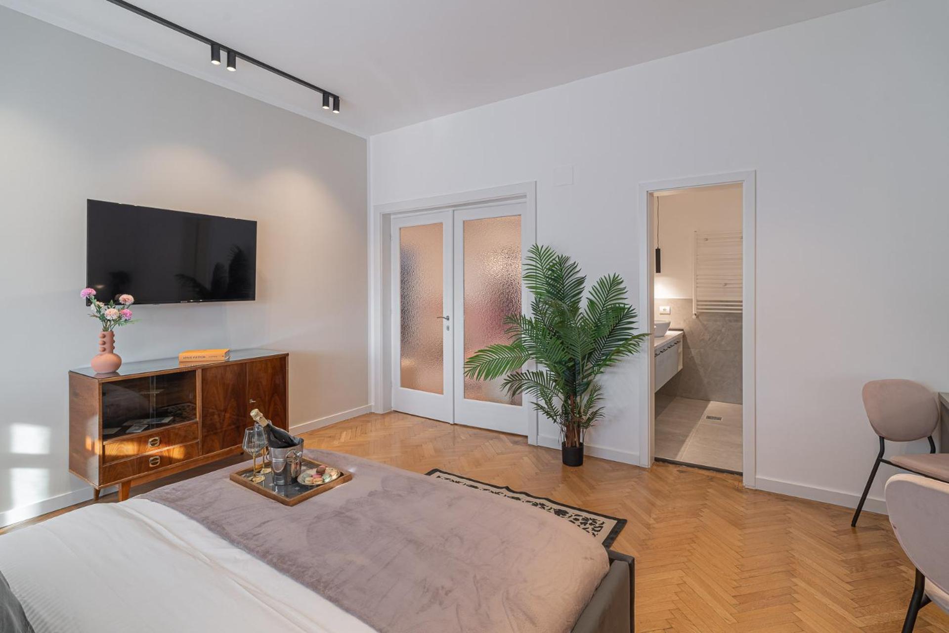 Apartment Vibrant & Spacious 3br Lofts On Amzei Square