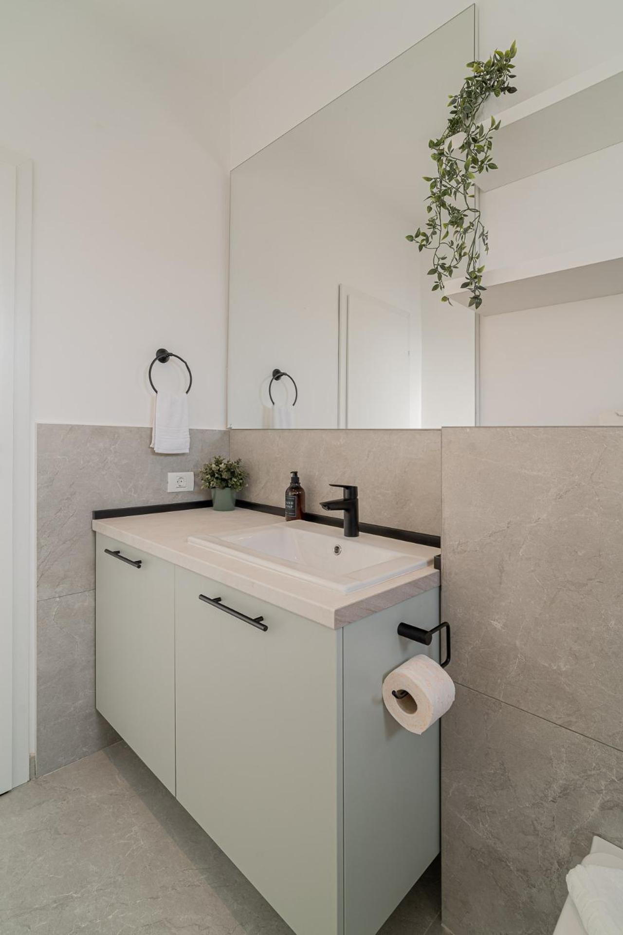 Vibrant & Spacious 3br Lofts On Amzei Square