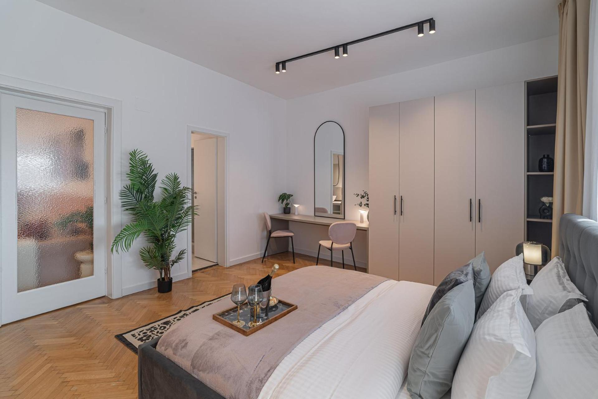 Vibrant & Spacious 3br Lofts On Amzei Square Apartment